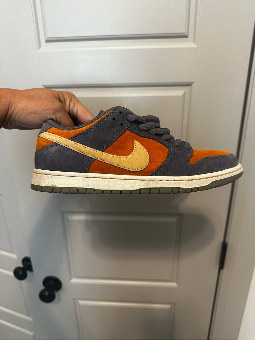 Nike SB Dunk Low
Light Carbon Monarch